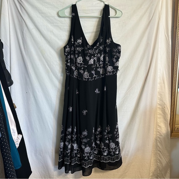 R & M Richards Woman Dress - Picture 4 of 13